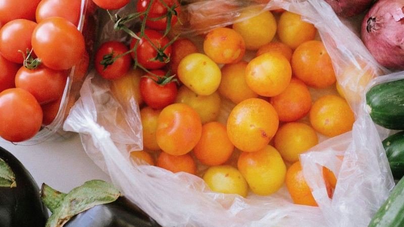 Tomates, poivrons et légumes frais posés sur une table