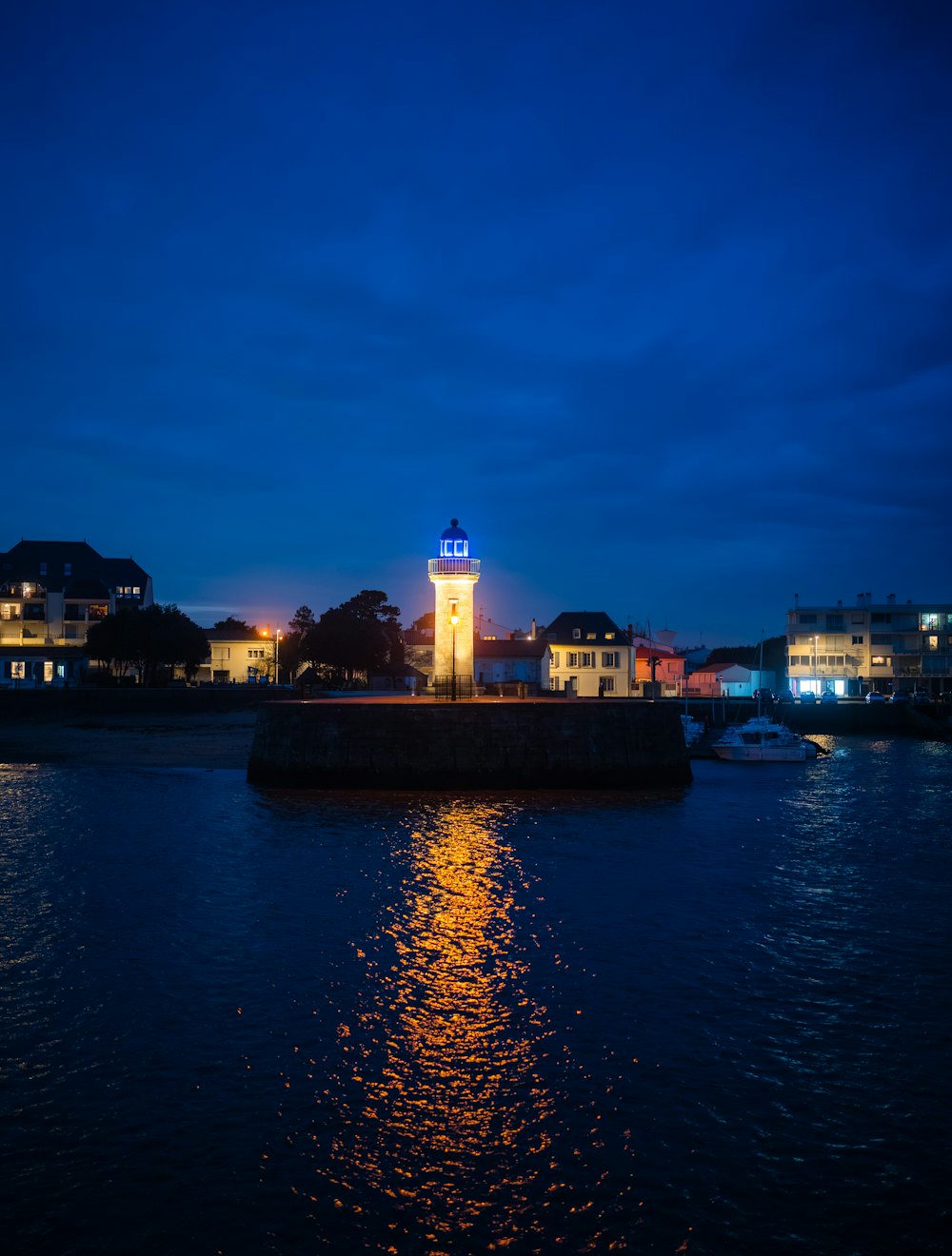 Le phare du port de Saint-Gilles-Croix-de-Vie, la nuit