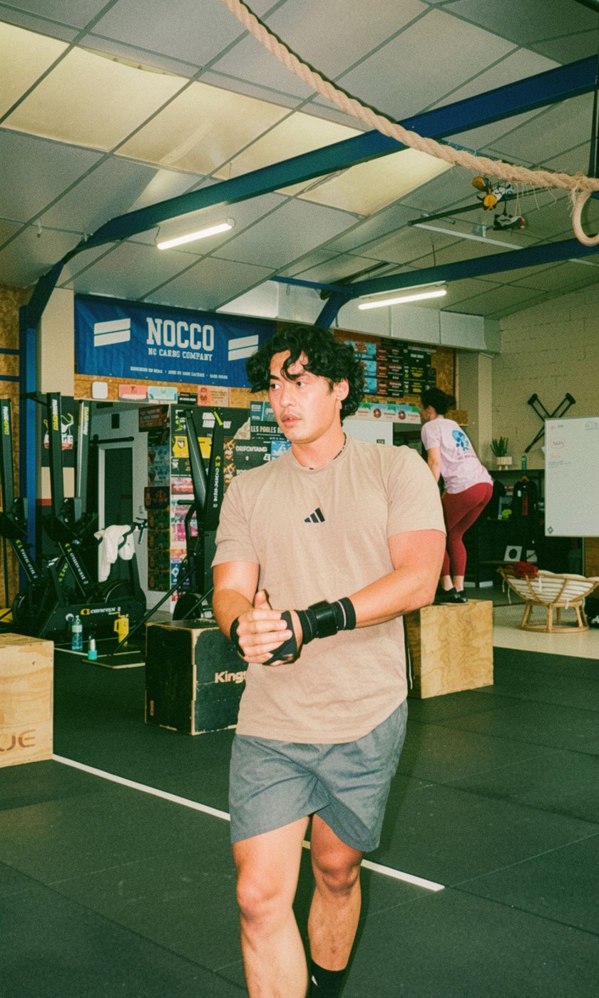 Léo en salle, en train de se préparer avant une séance